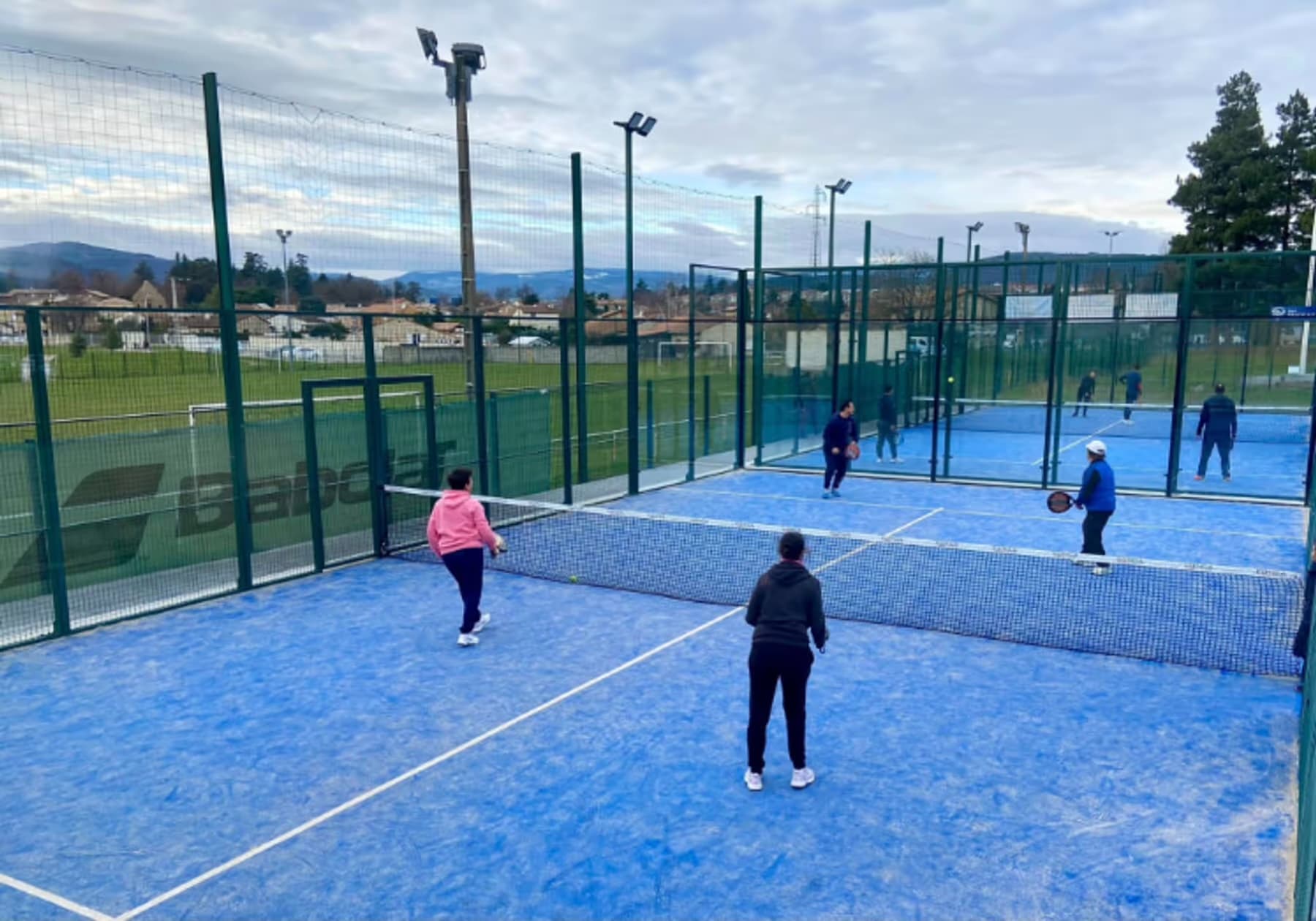 Action sur piste de padel