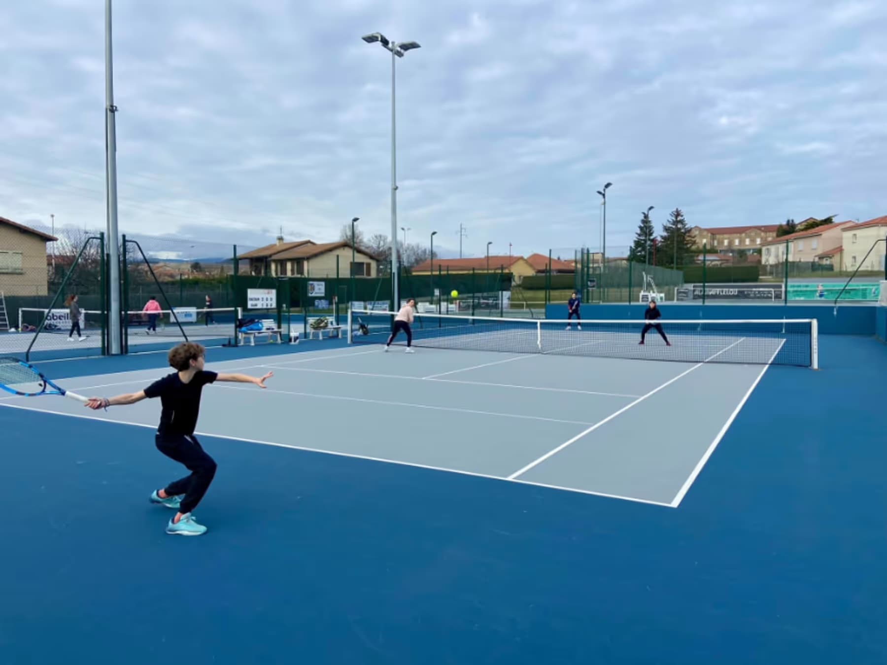 Match de tennis jeunes sur les courts du TCD